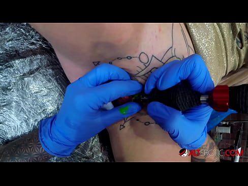 ❤️ Ekstreme tatuita varmulo Sully Savage ricevis tatuon sur sia klitoro ❤️ Bonega sekso ĉe ni ☑